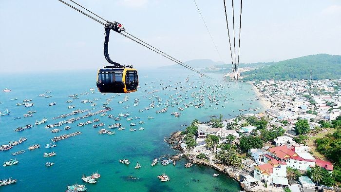 Hòn Thơm cable car crossing turquoise water